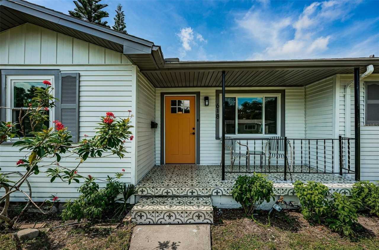 618 40th Ave N - Photo 3 of 37