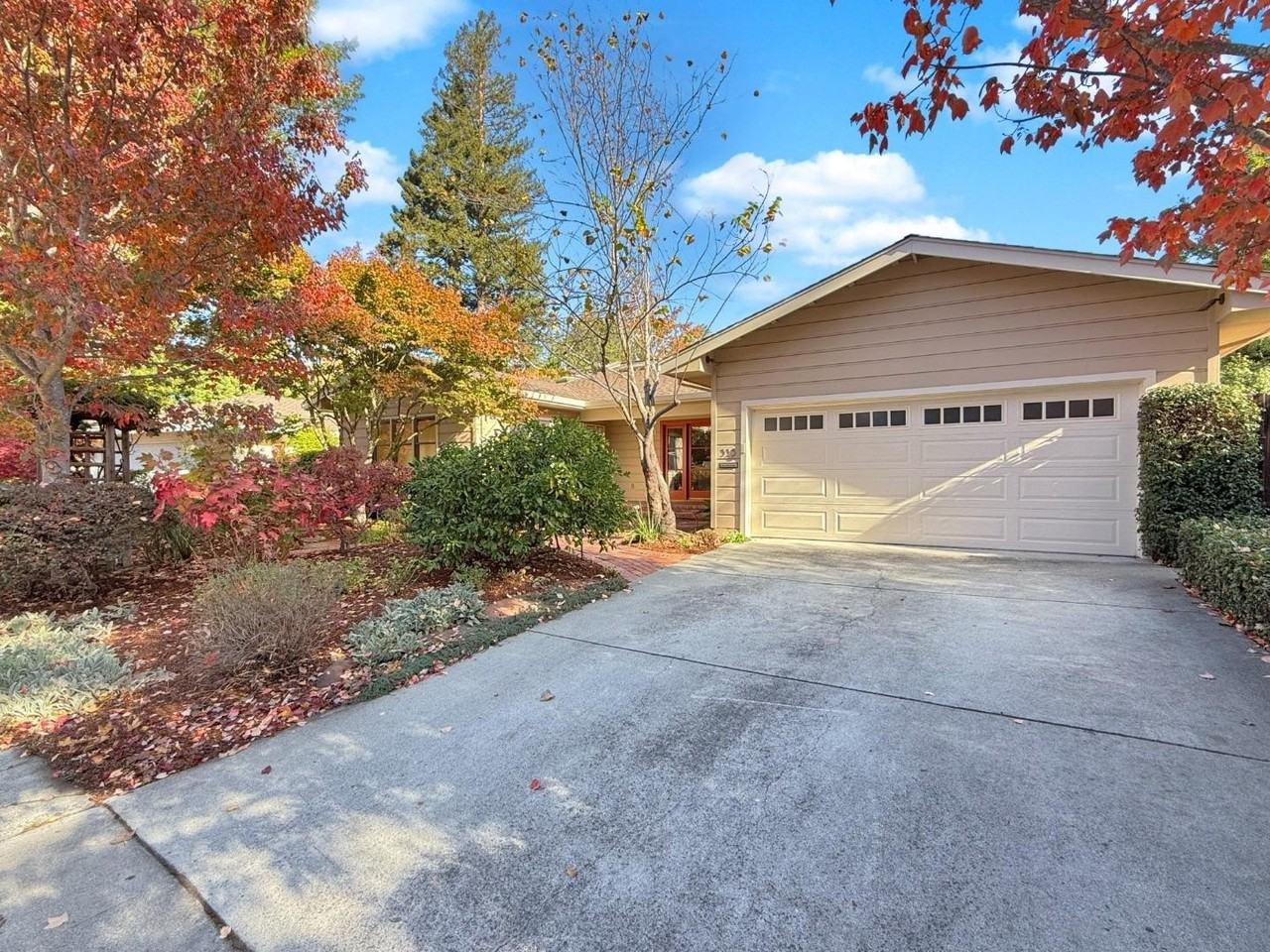 335 Claremont Way - Photo 3 of 47