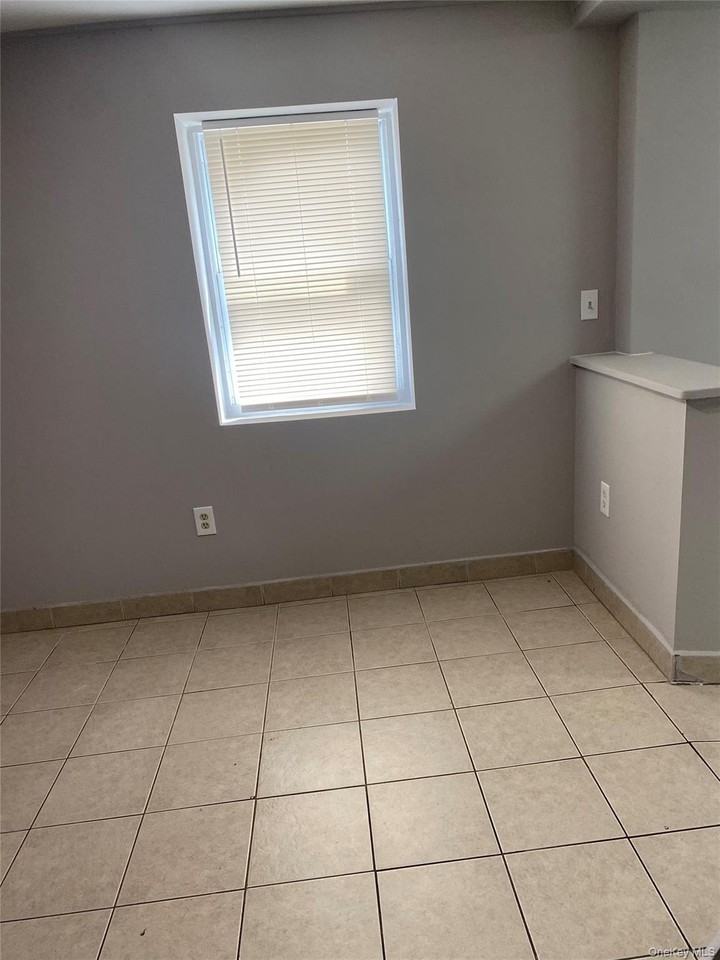 974 Suffolk Ave - Photo 2 of 7