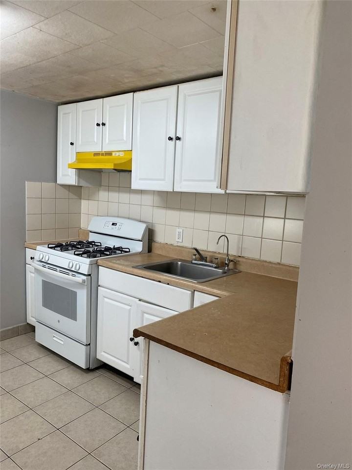 974 Suffolk Ave - Photo 3 of 7