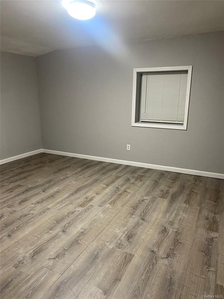 974 Suffolk Ave - Photo 5 of 7