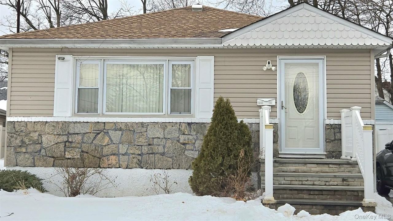 13722 242nd St - Photo 2 of 8