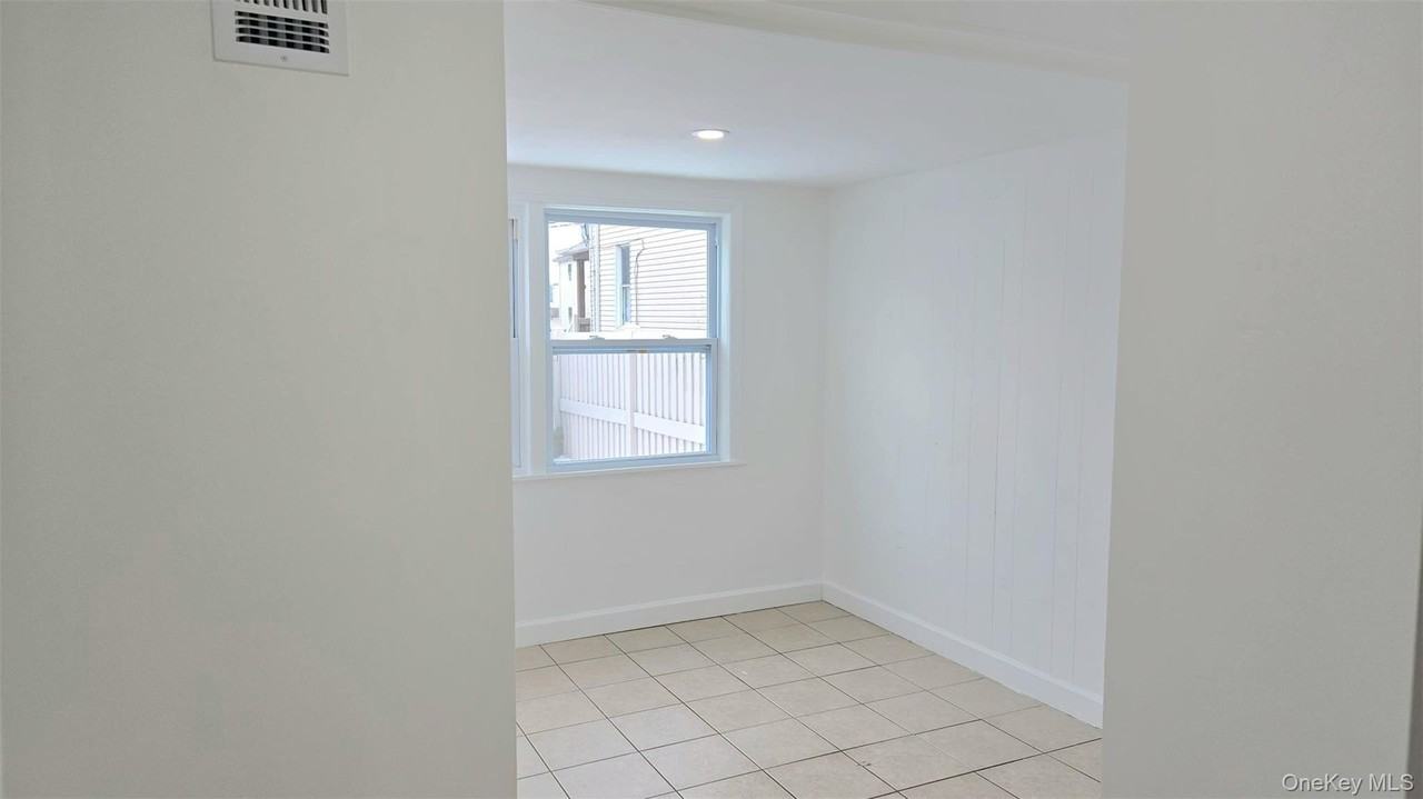 13722 242nd St - Photo 7 of 8