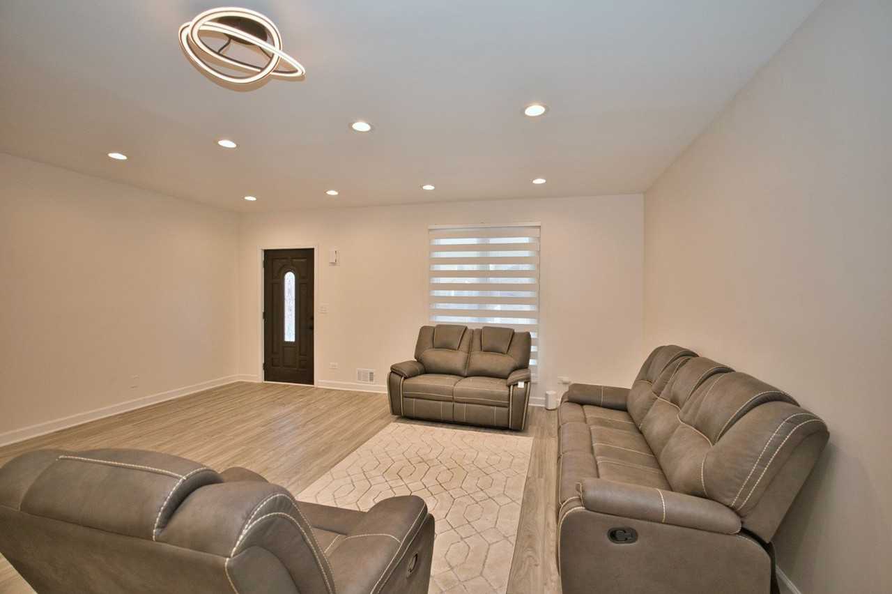 4616 N Kostner Ave - Photo 2 of 31