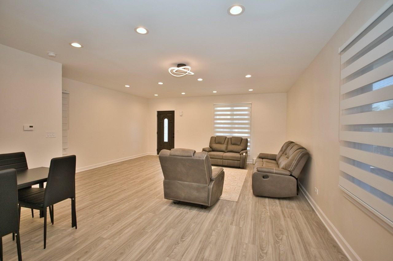 4616 N Kostner Ave - Photo 4 of 31