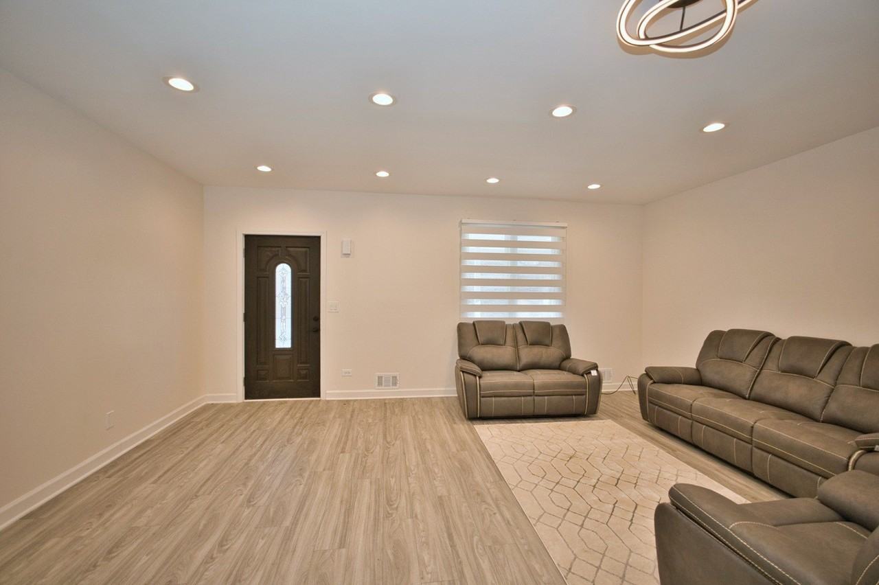 4616 N Kostner Ave - Photo 5 of 31