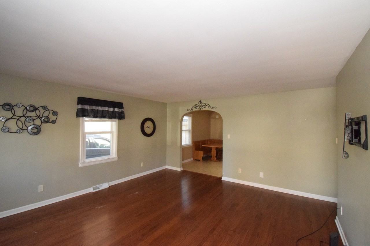 477 W Spring St - Photo 3 of 20