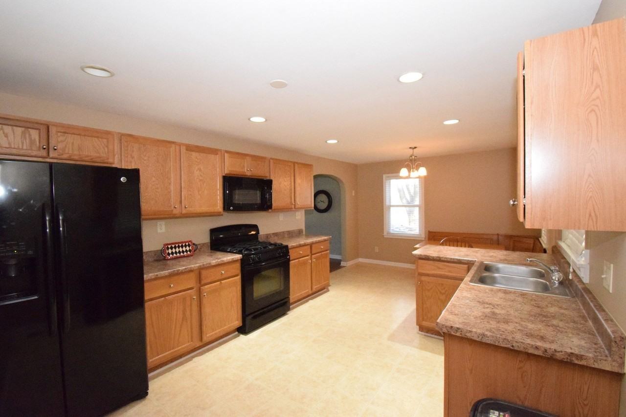 477 W Spring St - Photo 7 of 20