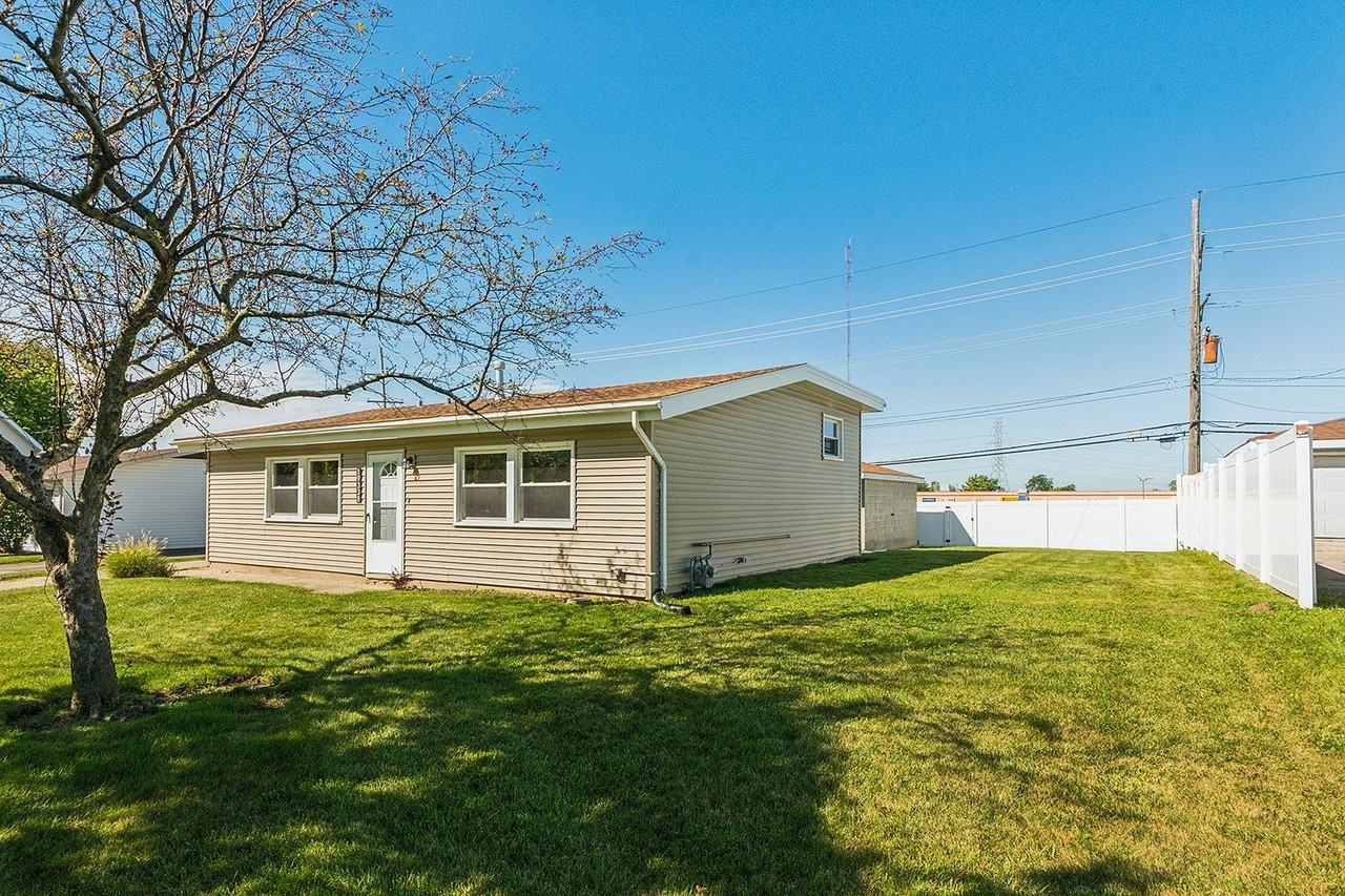 19338 Beechnut Dr - Photo 2 of 16