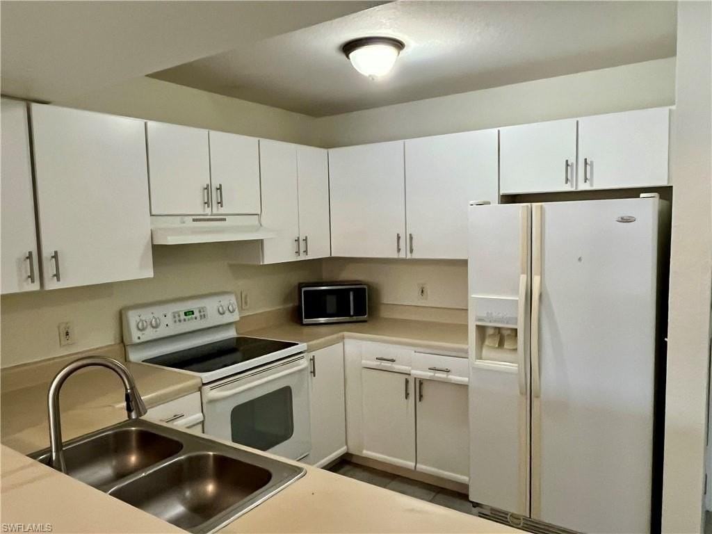 8224 Key Royal Cir Apt 211 #211 - Photo 3 of 25