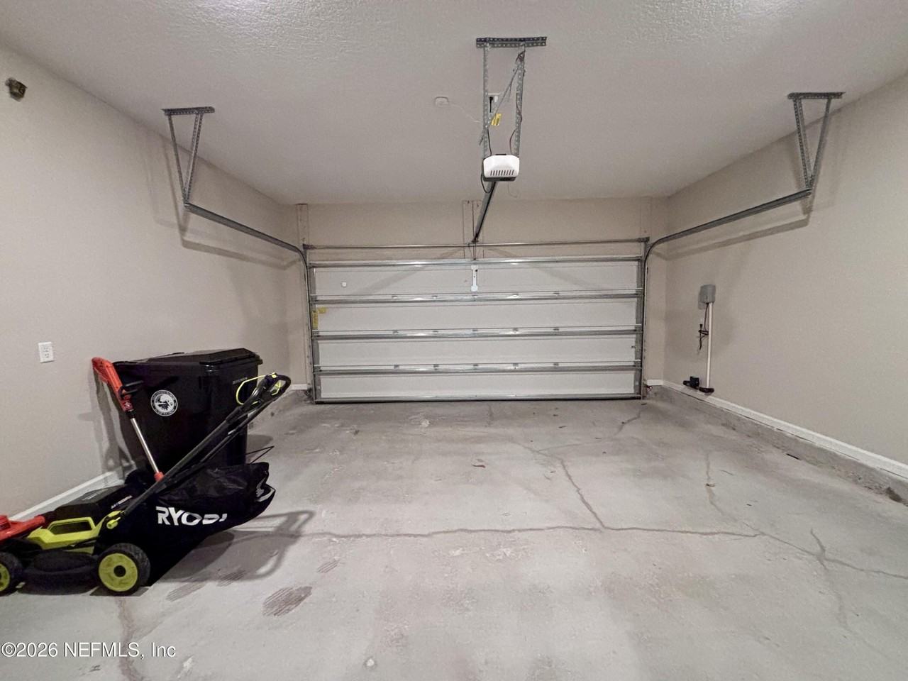 578 Tynes Blvd - Photo 4 of 32