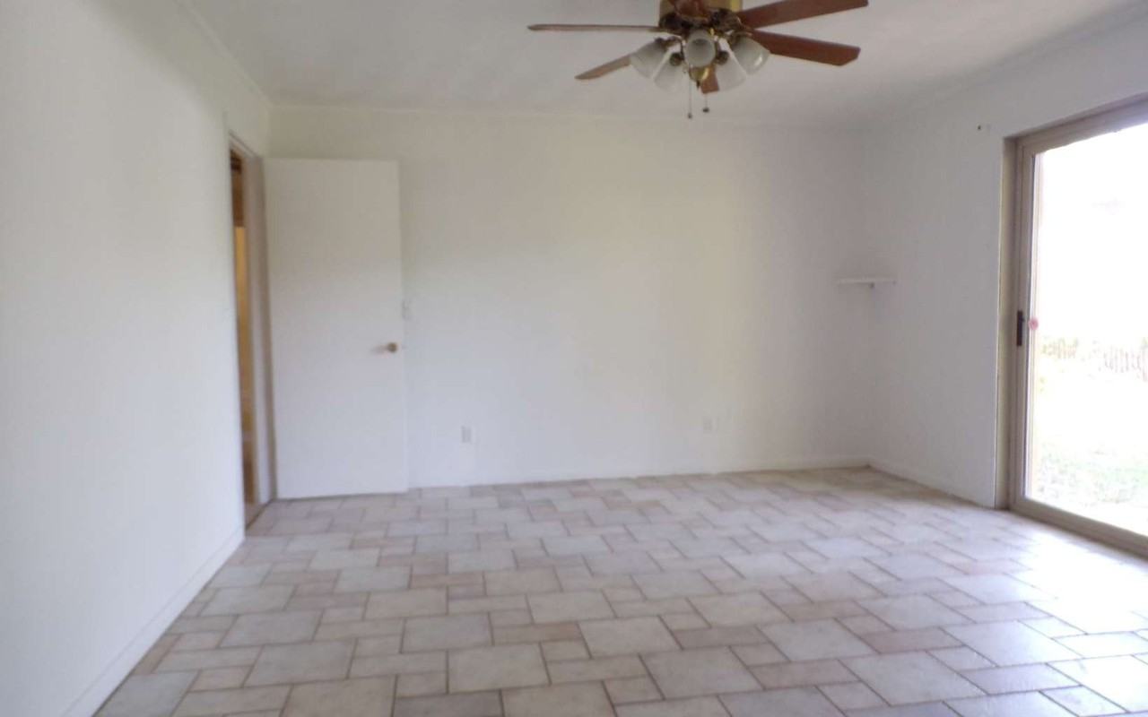 918 Se Lantana Loop - Photo 2 of 9
