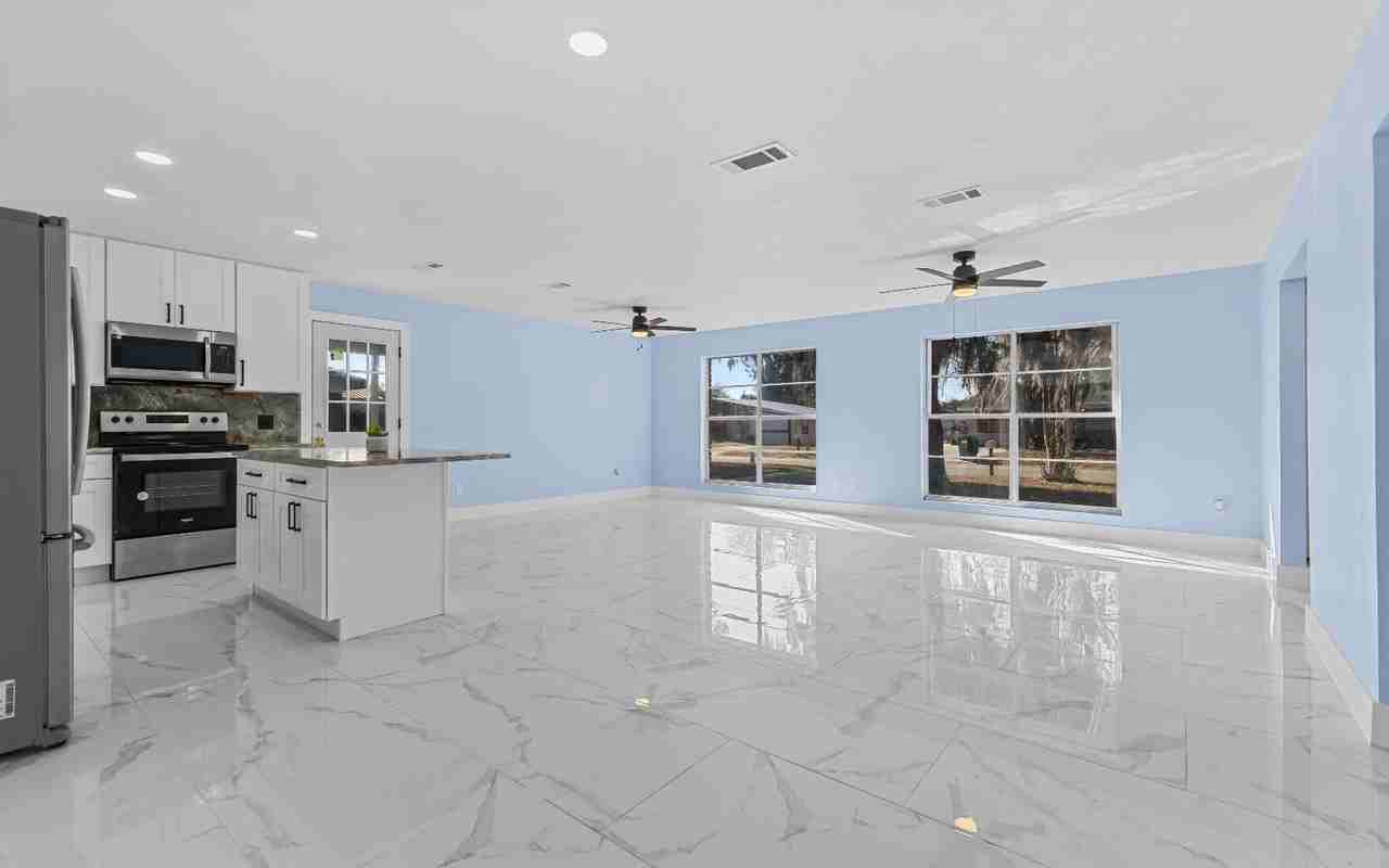 147 Se Olustee Ave - Photo 4 of 20