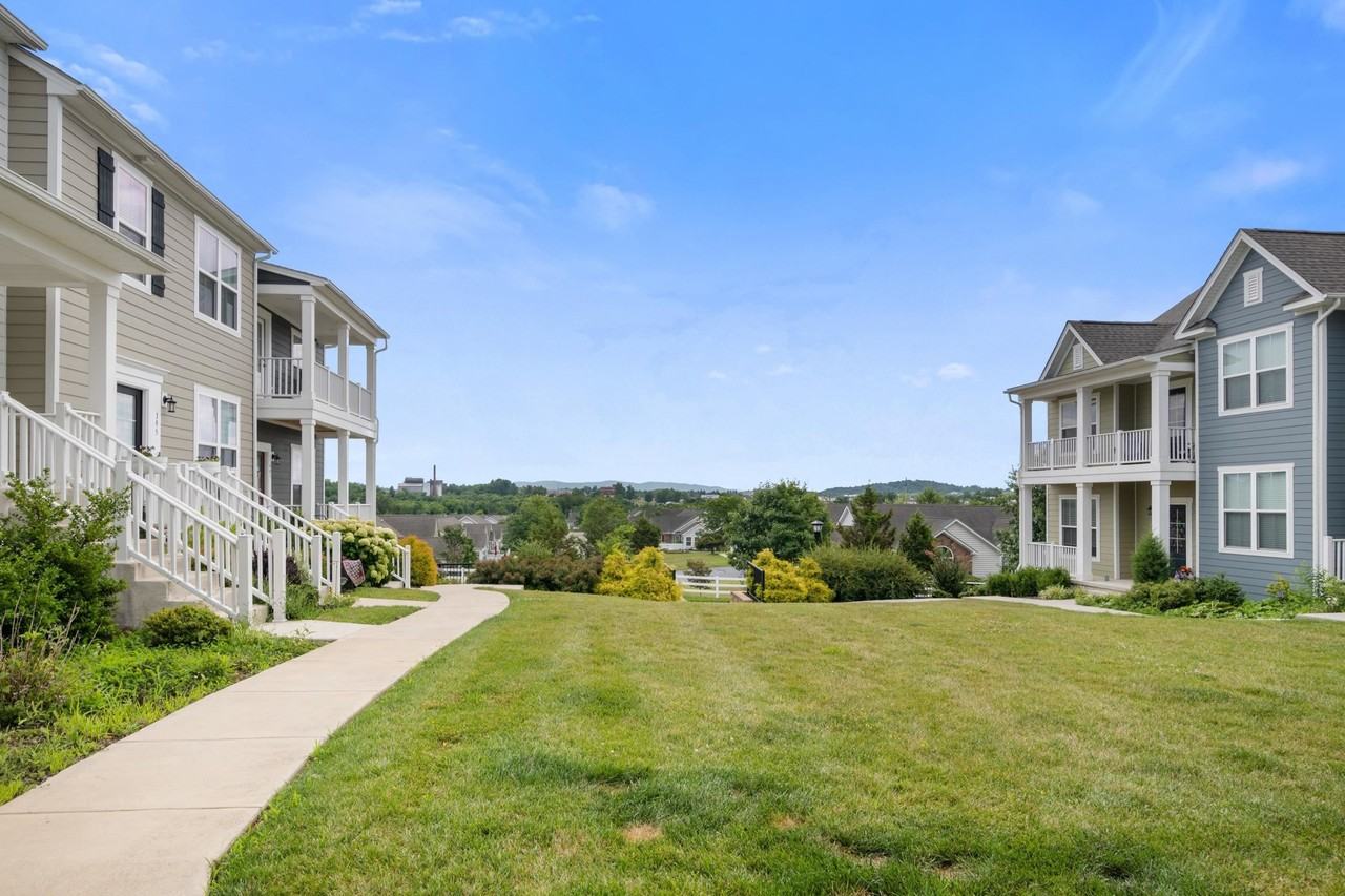 365 John Adams Dr - Photo 2 of 40