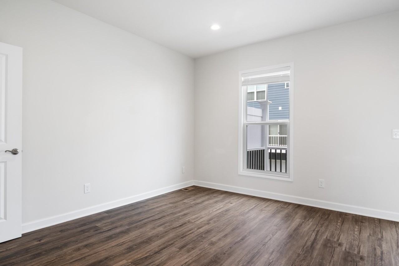 365 John Adams Dr - Photo 6 of 40