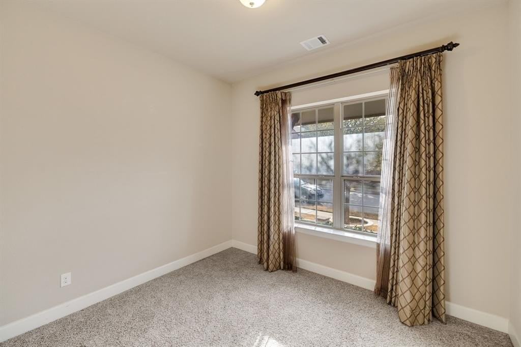 7940 Southfork Bnd - Photo 4 of 40