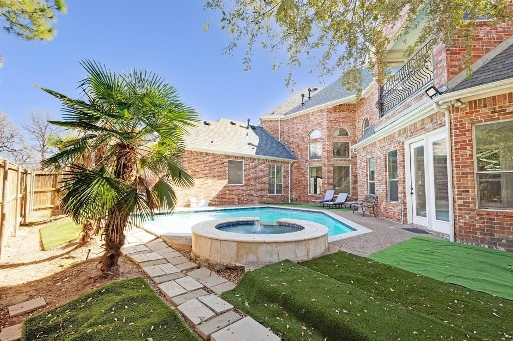 1004 Drake Dr - Photo 5 of 39