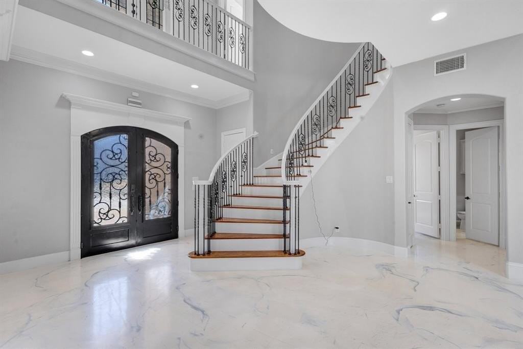 1004 Drake Dr - Photo 3 of 39