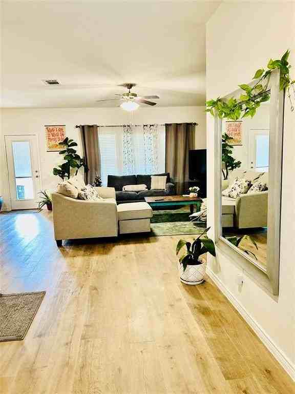 8404 Radiant St - Photo 3 of 11