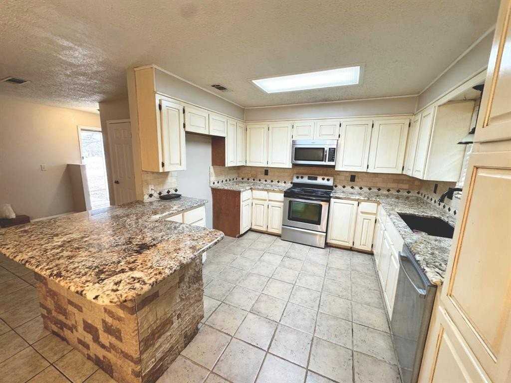 200 Cedar Ln - Photo 4 of 20