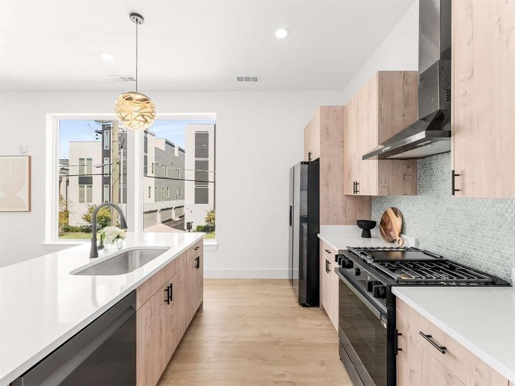 2015 N Prairie Ave #202 - Photo 6 of 40