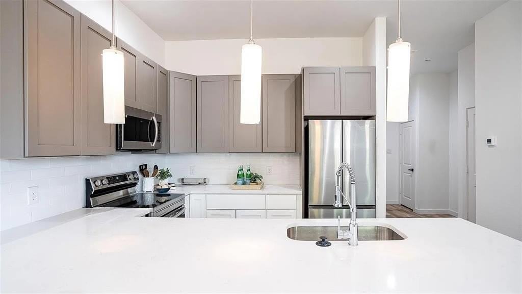 1028 17th St - Photo 5 of 24