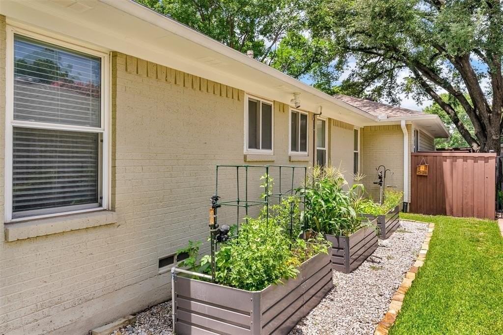 6815 Ravendale Ln - Photo 4 of 28