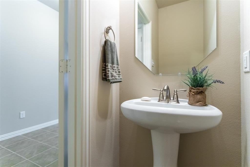 3649 Vienna St - Photo 4 of 24