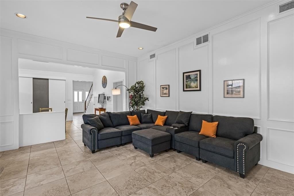 11123 Manorview Cir - Photo 3 of 31