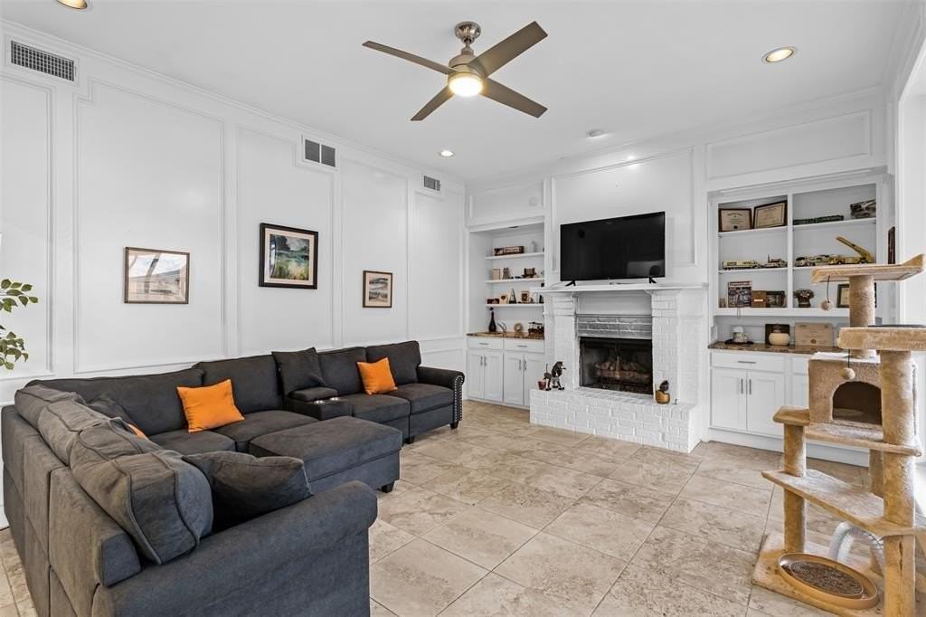 11123 Manorview Cir - Photo 4 of 31