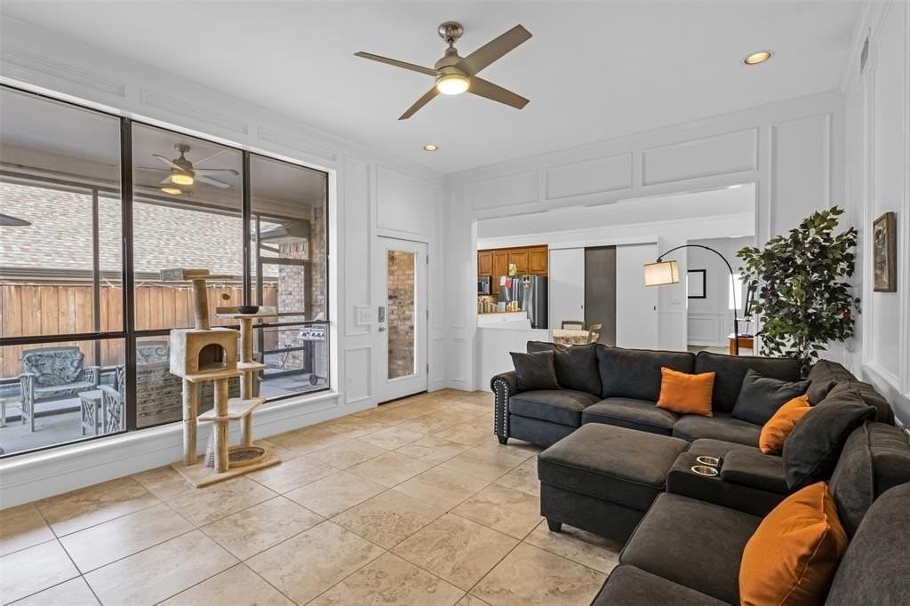 11123 Manorview Cir - Photo 5 of 31