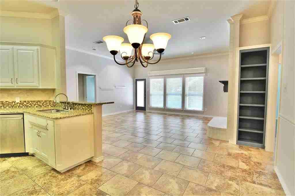 7712 Bridlewood Ct - Photo 7 of 33