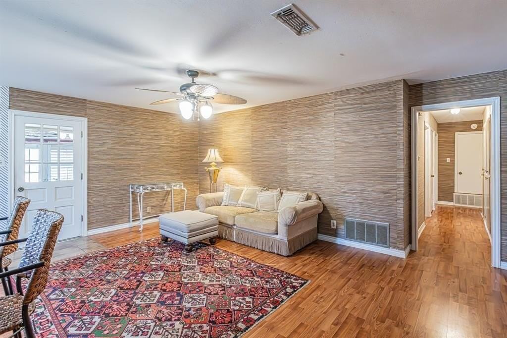 618 Magnolia St - Photo 5 of 38