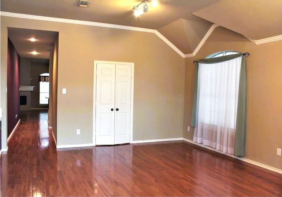 6401 Sidney Ln - Photo 4 of 30