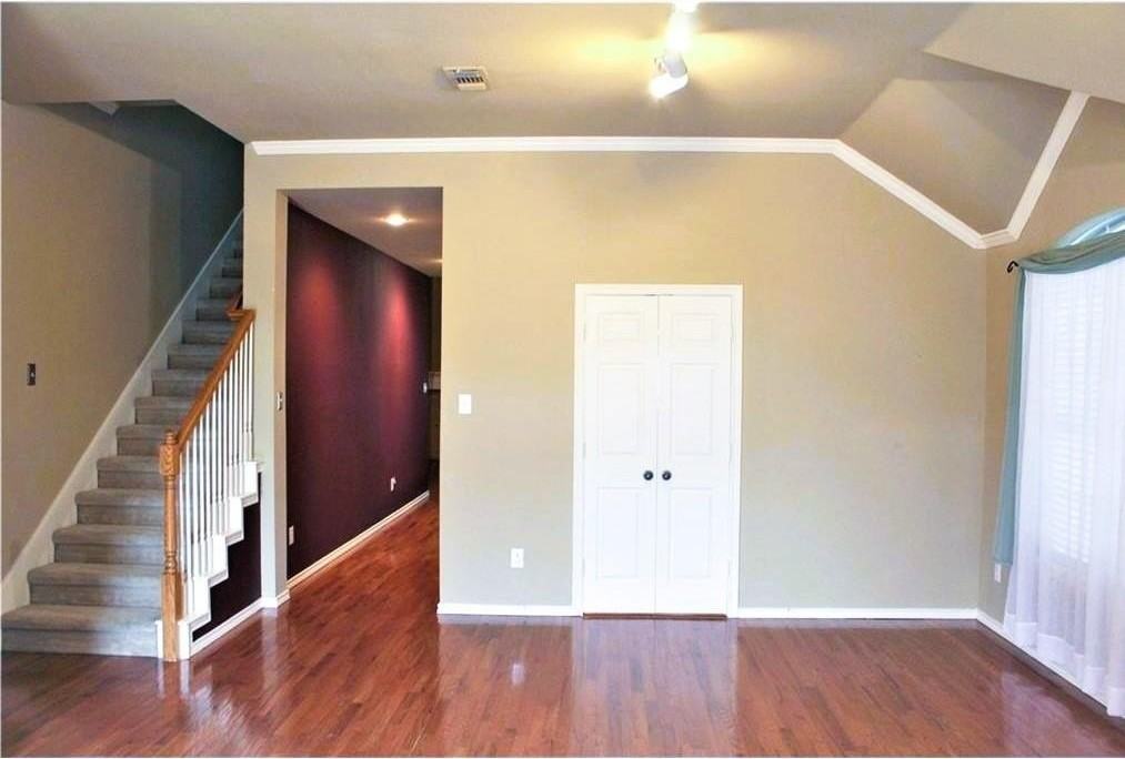 6401 Sidney Ln - Photo 5 of 30