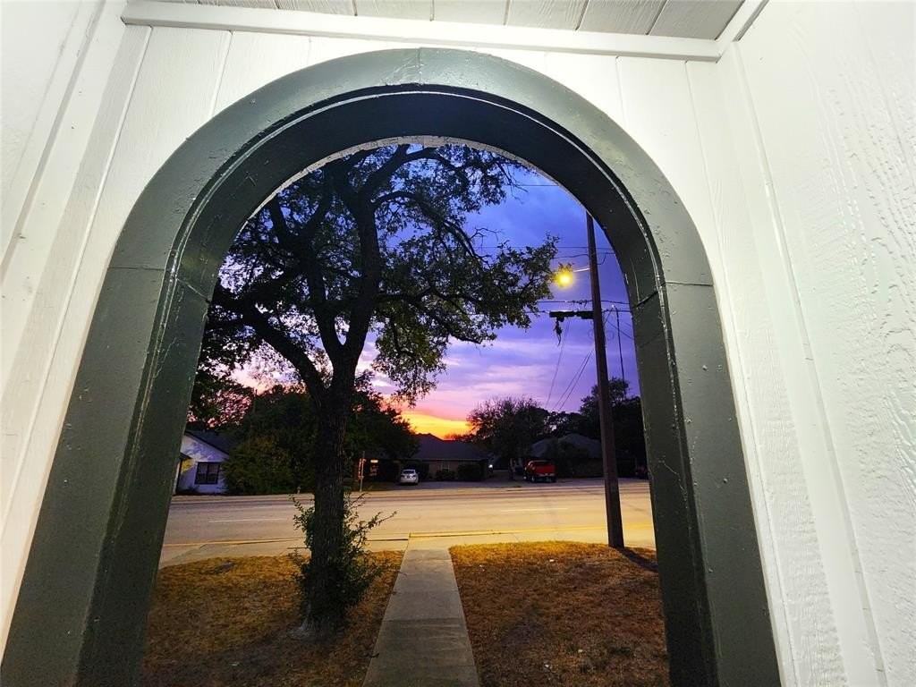 2114 N Elm St - Photo 4 of 29