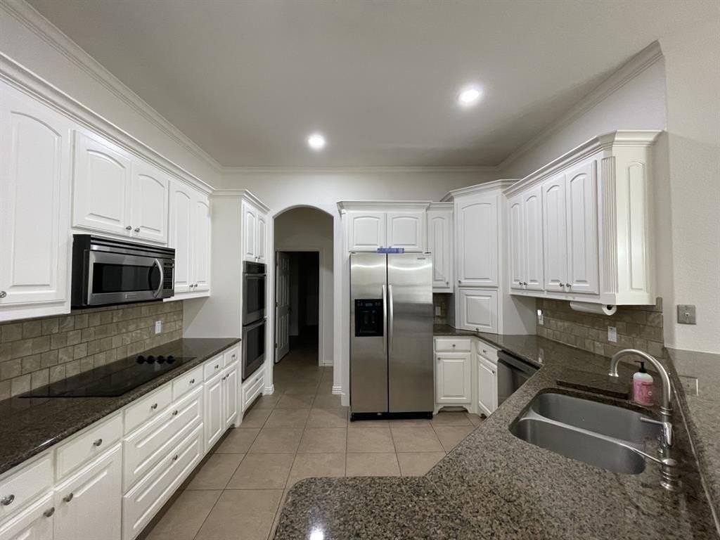 8110 Silver Spur Dr - Photo 3 of 19