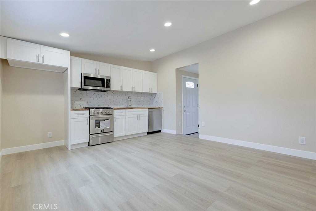 15115 Covello St - Photo 6 of 16