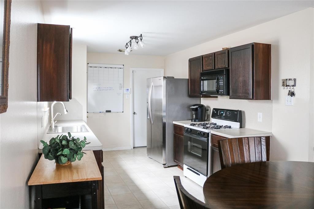 10038 Revelstoke Dr - Photo 2 of 16