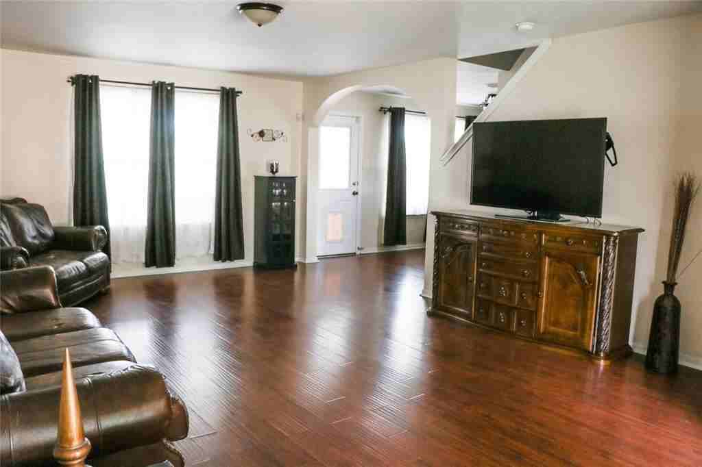 10038 Revelstoke Dr - Photo 4 of 16