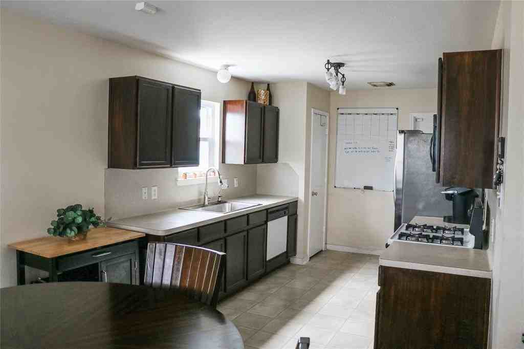 10038 Revelstoke Dr - Photo 5 of 16