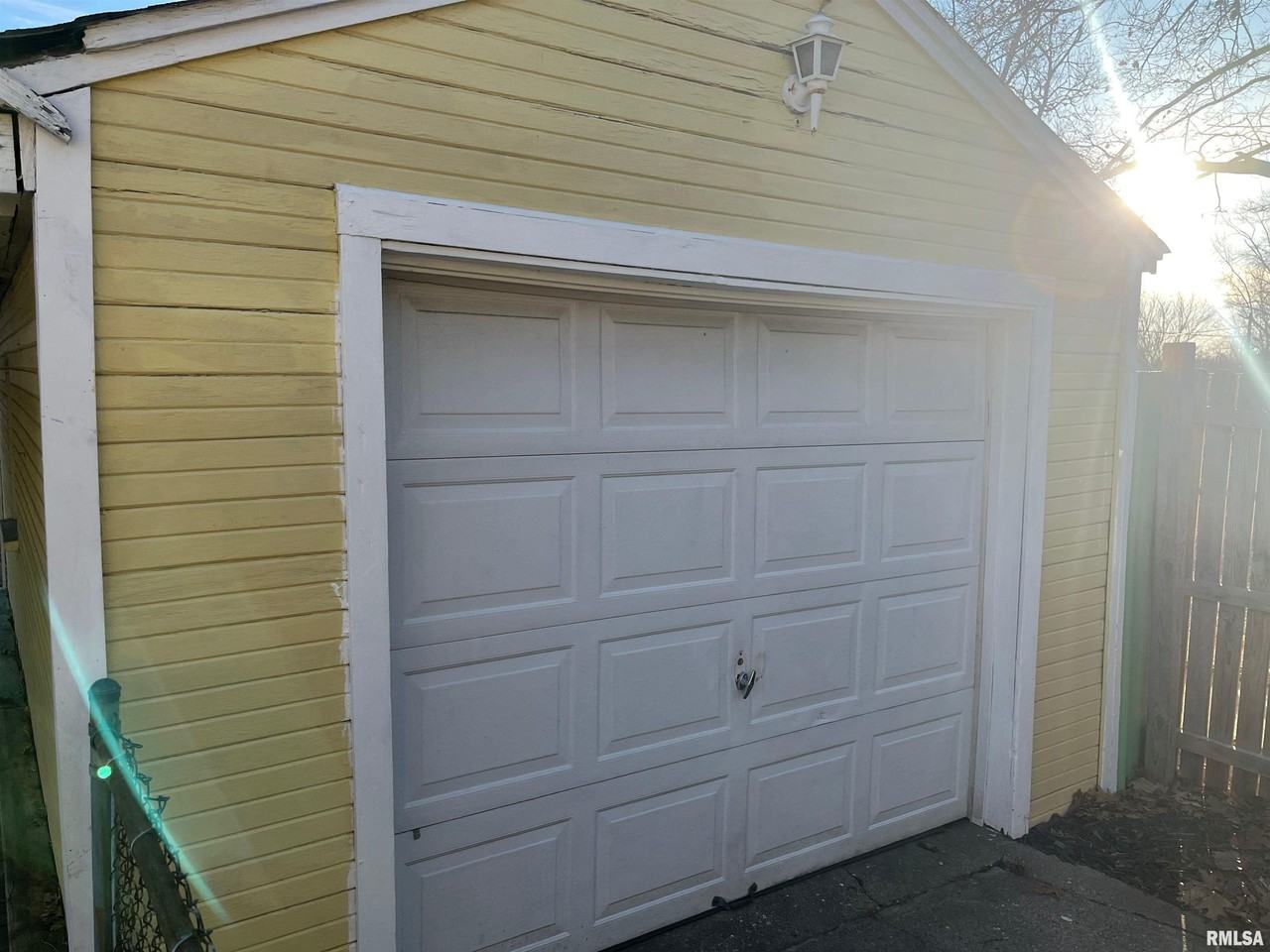 2304 W Proctor St - Photo 2 of 20