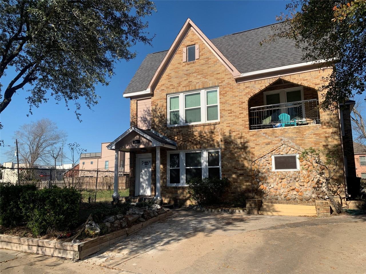 1919 Wentworth St - Photo 2 of 24