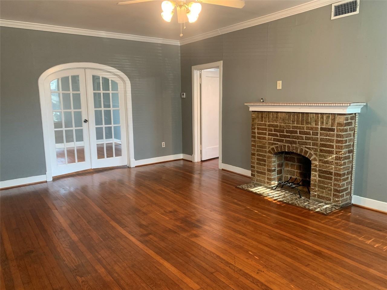 1919 Wentworth St - Photo 4 of 24