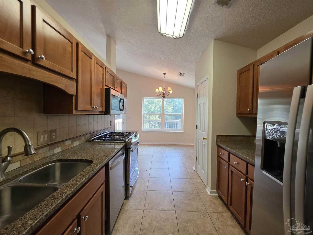 6204 Pomeral Smt - Photo 7 of 34