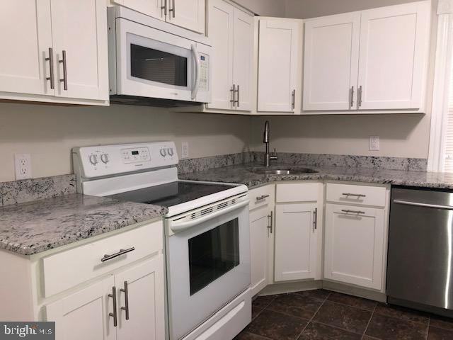 920 Collings Ave - Photo 4 of 21