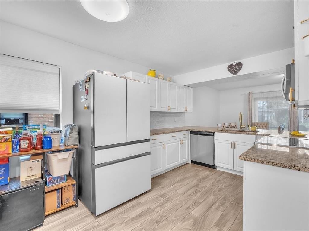 9831 Riverside Dr - Photo 6 of 27