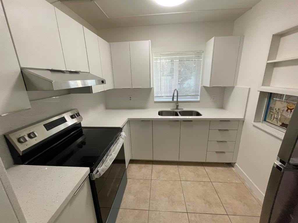 2753 Ne 32nd St - Photo 3 of 5