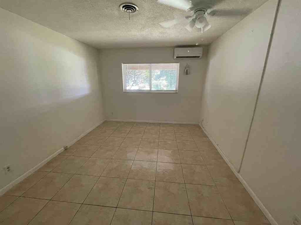 2753 Ne 32nd St - Photo 5 of 5