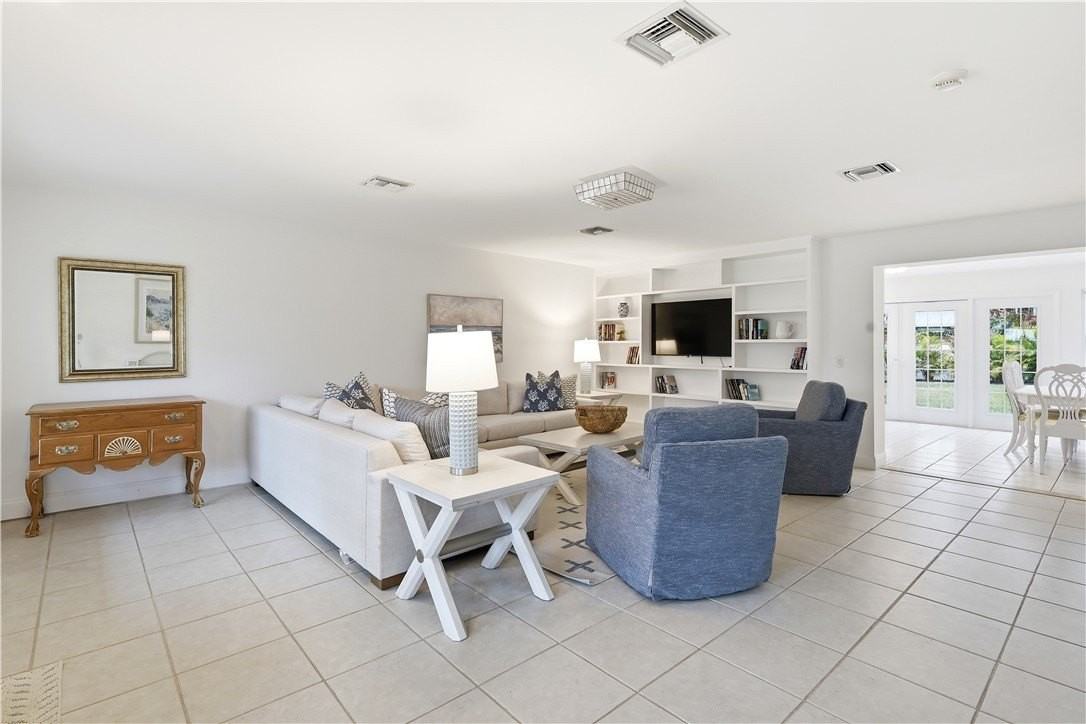 725 Dahlia Ln - Photo 2 of 21